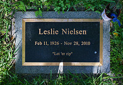 Leslie_Nielsen_Headstone.jpg.4c32102be8239309e2a5d050bbecd253.jpg